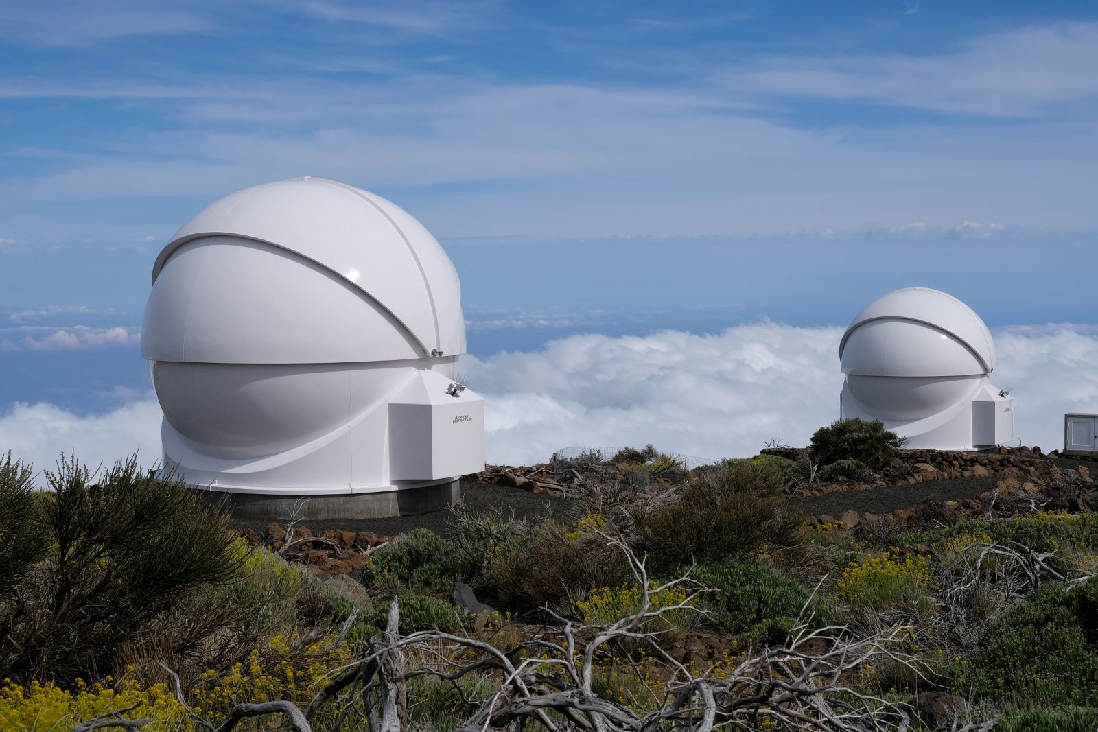 Robotic and remotely-controlled telescopes