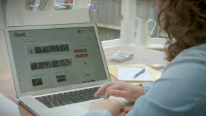 woman_studying_practical_science_on_laptop